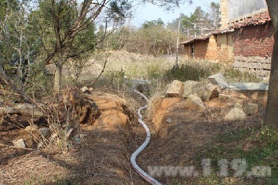 消防官兵鋪設百米水帶