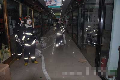 消防官兵正在開展實戰演練