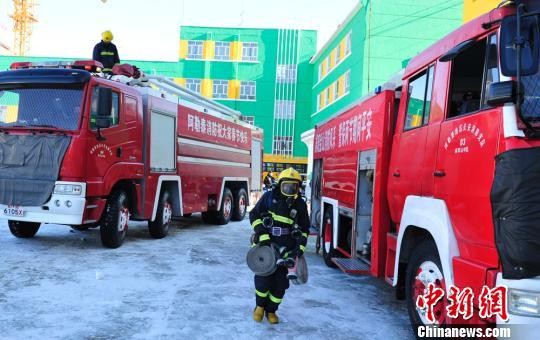 當(dāng)?shù)叵廊藛T布置演練現(xiàn)場。　敬興標(biāo)　攝