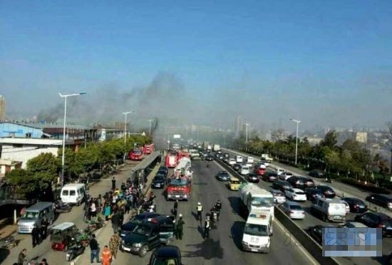 3月4日，在東盟聯豐農產品商貿中心火災現場附近，道路擁堵