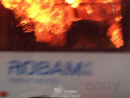 南二環(huán)太乙路立交附近，由東向西方向有一輛公交車(chē)燃了，煙很大！