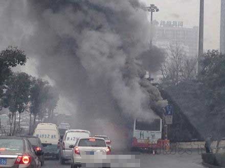 南二環(huán)太乙路立交附近，由東向西方向有一輛公交車(chē)燃了，煙很大！