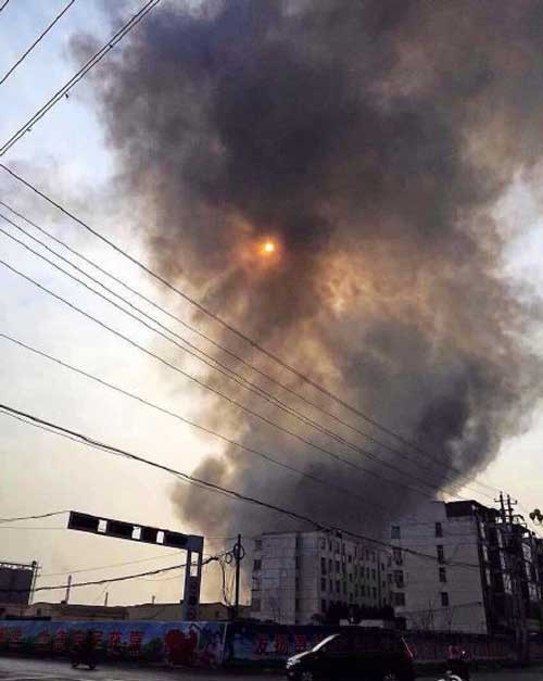 火災(zāi)現(xiàn)場濃煙滾滾