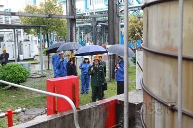 閘北支隊領導帶隊深入轄區大中型商市場