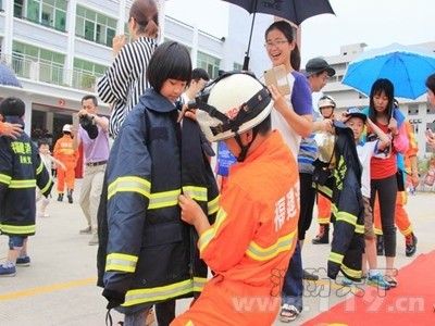 泉州市開展&ldquo;手拉手體驗消防&rdquo;親子活動