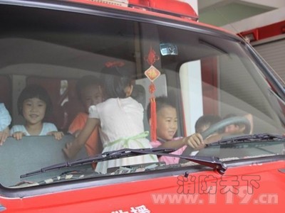 泉州市開展&ldquo;手拉手體驗消防&rdquo;親子活動