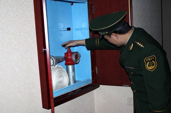 縣消防大隊監督人員檢查酒店的消防器材
