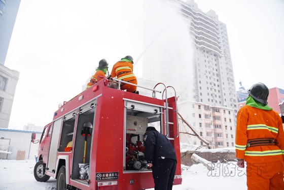 圖為 12月18日上午，在巴州人民醫(yī)院，該院新成立的微型消防站消防員正在操練消防設(shè)備。