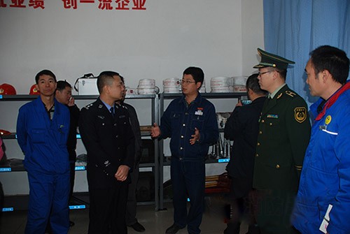     鈦冶煉廠負責人向參觀人員分享消防站建立經驗  